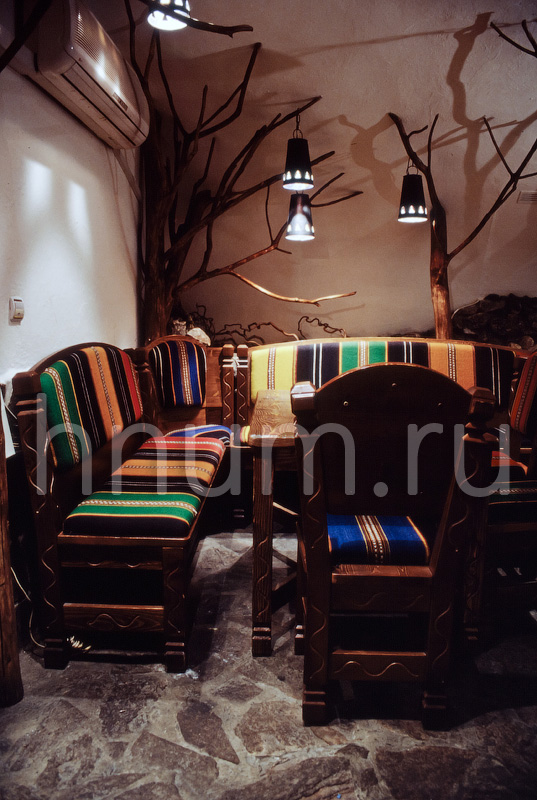 Мебель из дерева в болгарском ресторане Механа Банско
