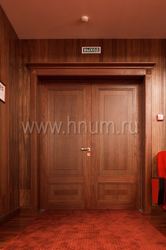 Многофункциональный конференц-зал ВИПК МВД РФ - Деревянные двери и отделка деревом дверного портала