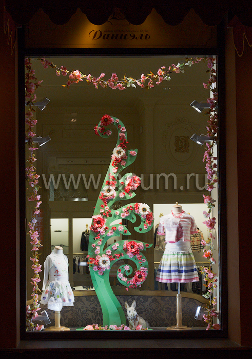 Оформление витрин в магазинах-салонах детской одежды Даниэль в Москве к сезону весна - лето 2012