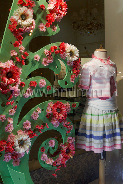 Дизайн и оформление витрин и интерьеров к сезону весна-лето магазина-салона детской одежды Даниэль в Москве