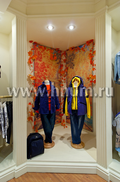 Осеннее оформление витрин в магазинах-салонах детской одежды Даниэль в Москве
