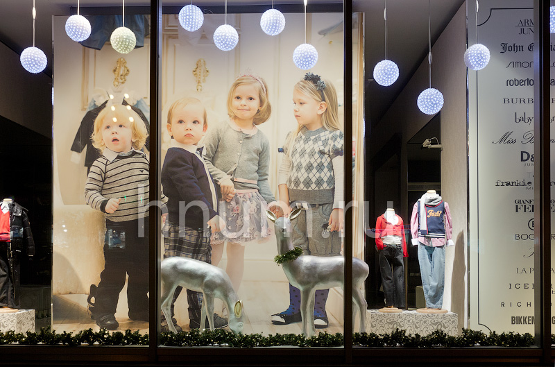 Зимнее (новогоднее и рождественское) оформление и дизайн витрин и интерьеров магазина-салона детской одежды Даниэль, Землянной Вал 41 в Москве