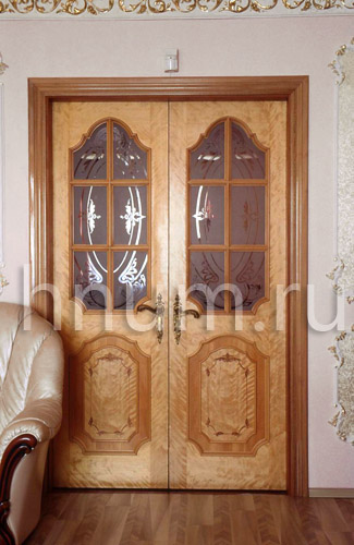 Двухстворчатая межкомнатная дверь из дерева с маркетри (мозаикой из шпона) в частной квартире