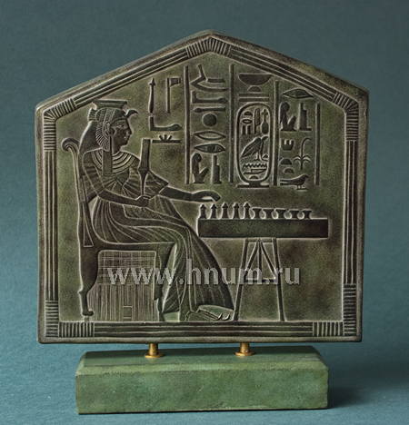 Декоративная скульптура из гипса Нефертари играющая в сенет - Коллекция: Скульптура Древнего Египта