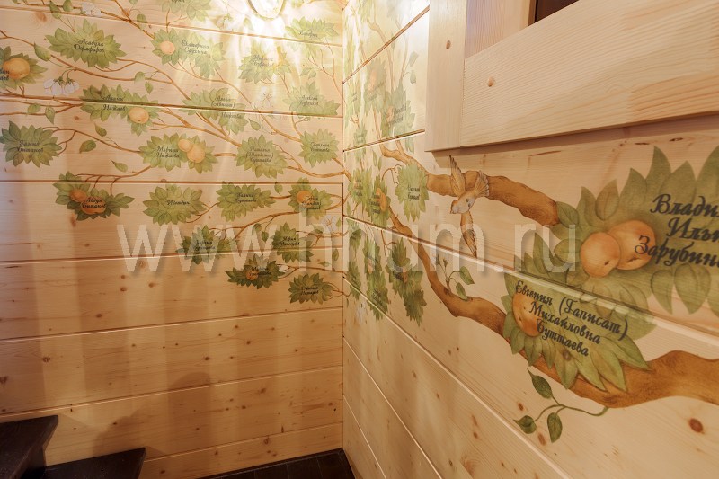 Художественная роспись стен и межкомнатные витражи и пескоструйное стекло в балконном ограждении в частном загородном деревянном доме