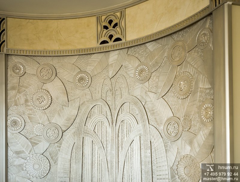 Декоративное рельефное панно в стиле ар-деко в интерьере гостиной - на заказ - художественная мастерская ХНУМ