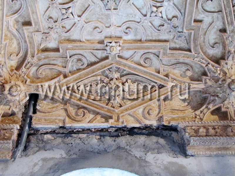 Реставрация лепного декора на потолке в историческом интерьере в Санкт-Петербурге - состояние до реставрации