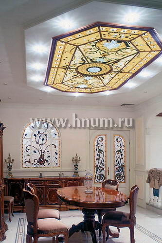 Витражный потолок плафон с объёмными скульптурными элементами в частной квартире
