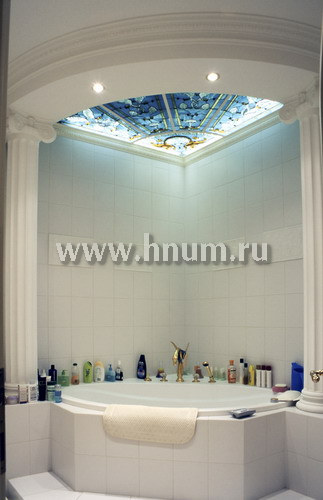 Витражный потолок плафон с объёмными скульптурными элементами в ванной в частной квартире