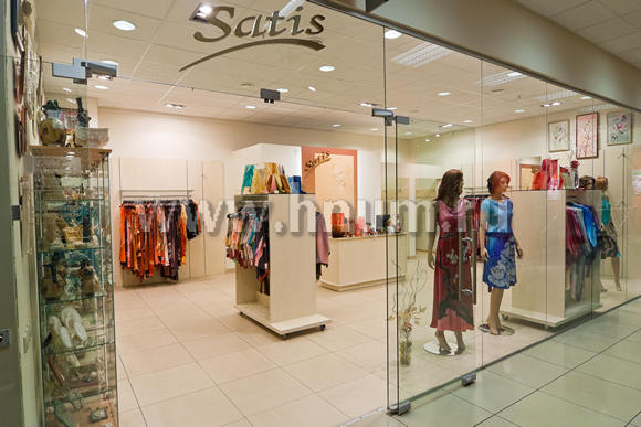 Оформление интерьера салона-магазина женской одежды и аксессуаров Сатис в Москве