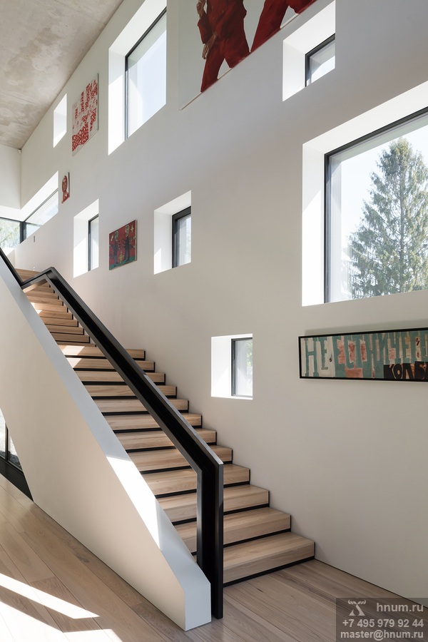 Лестница со ступенями из массива дерева в загородный дом в современном минималистичном стиле - на заказ - столярная мастерская ХНУМ