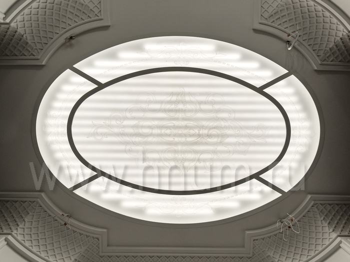 Плафон на потолок с пескоструйным рисунком на матовом стекле в парадном холле квартиры в Москве - изготовление витражных потолков на заказ